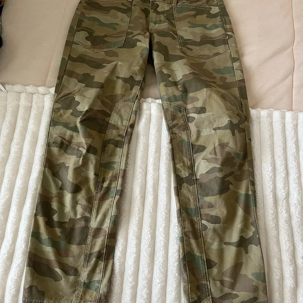Anthropologie Pilcro The Wanderer low rise Camouflage Cargo Pants - Picture 7 of 8